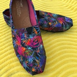 TOMS Limited Edition Tropical Classic Shoes NWOT!